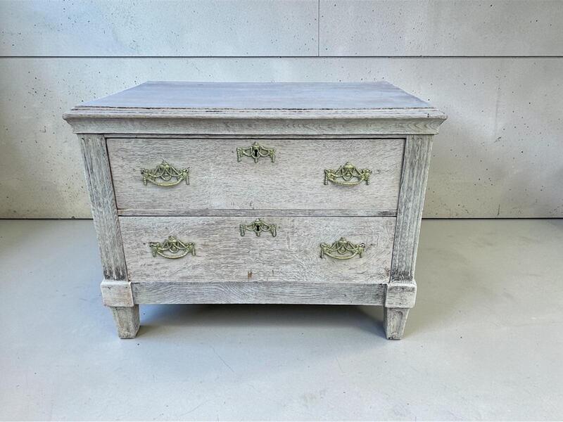 Gepatineerde commode met 2 laden in zeer goede kwaliteit in eik 