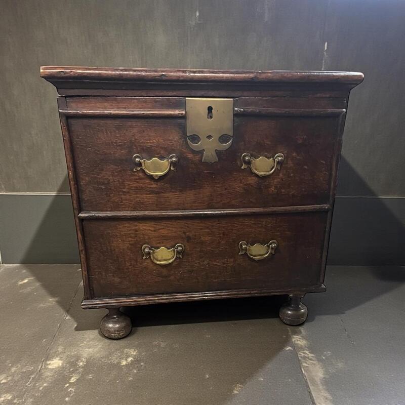 Kleine kistje in eik kont uit Engeland, Wales ca 1790