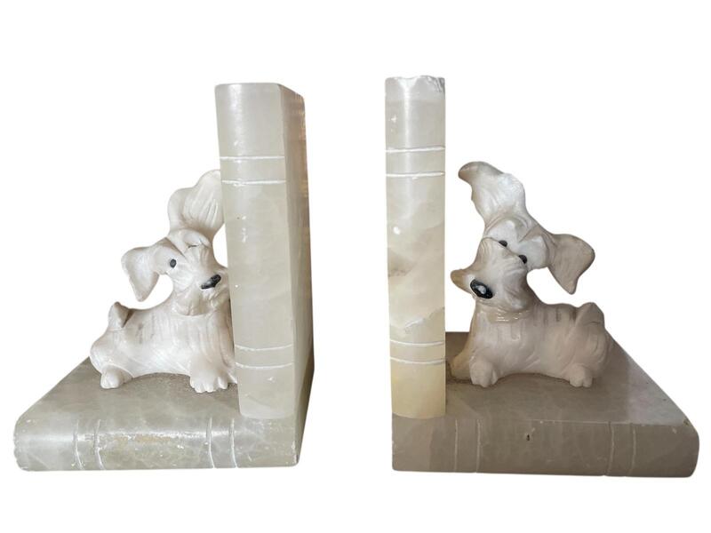 Marmeren hondjes in boekensteunen met set boeken 