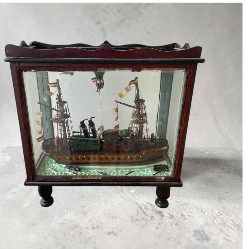 Miniatuur boot in een glazen box