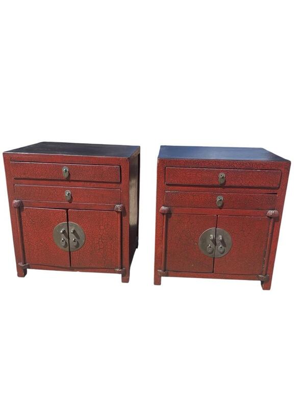 Nachtkastjes in rood lakwerk 