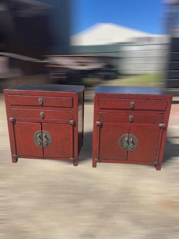 Nachtkastjes in rood lakwerk 