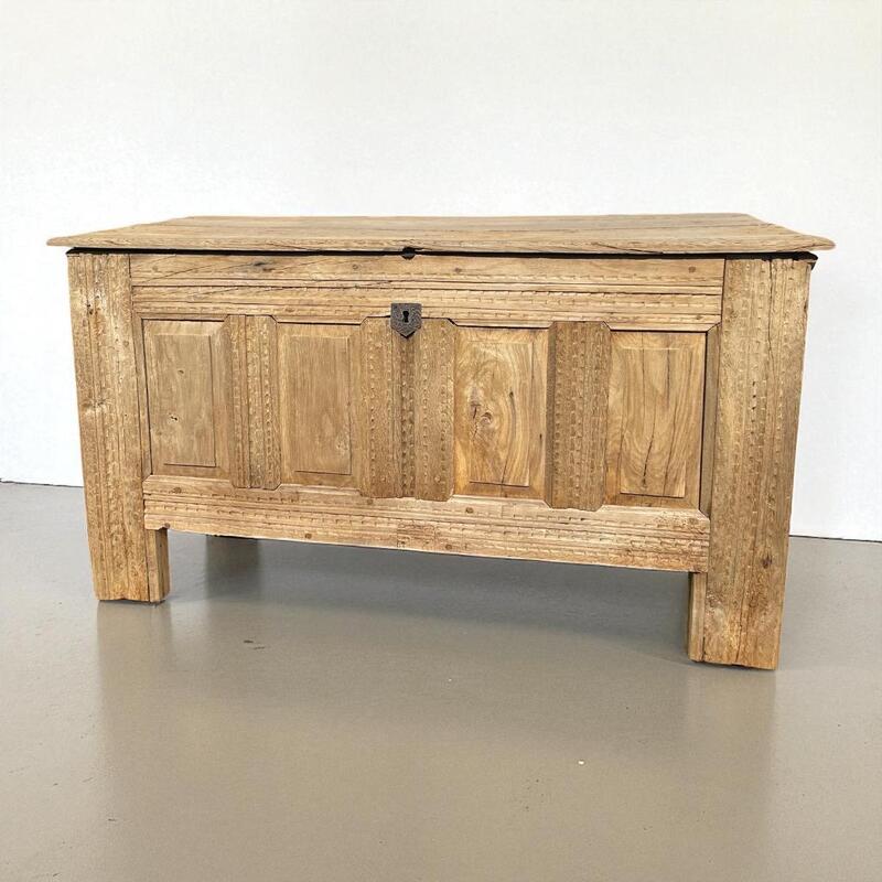 Scrubbed oak chest Ca1850