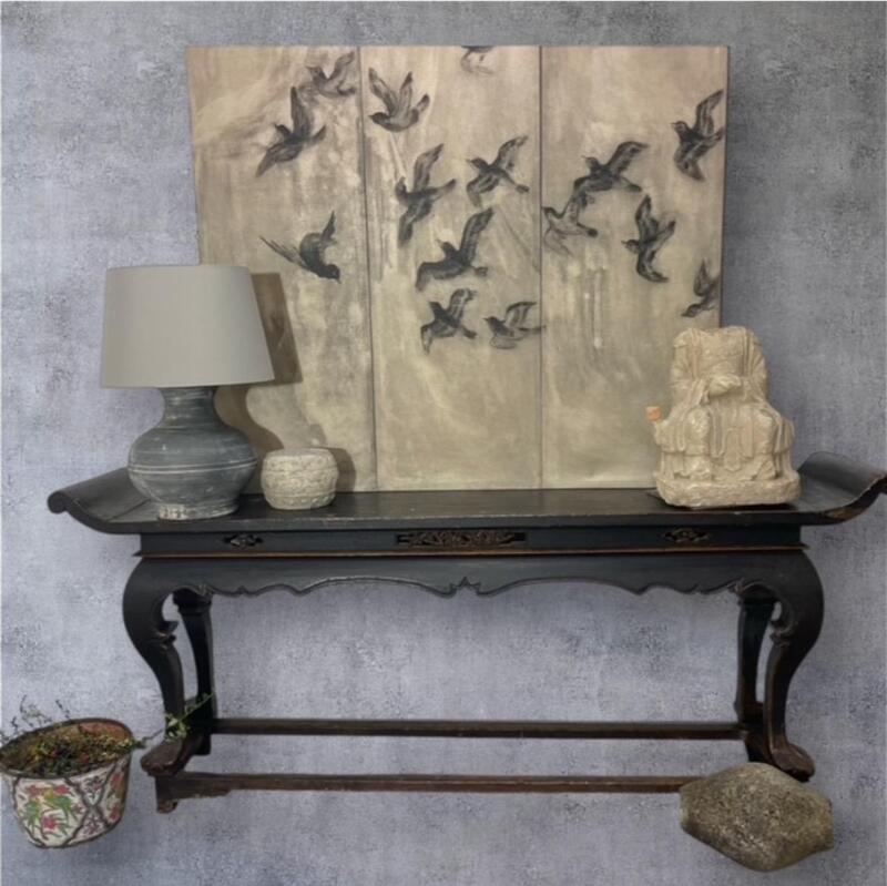 Sidetable China in black patina. Sidetable China in black patina.