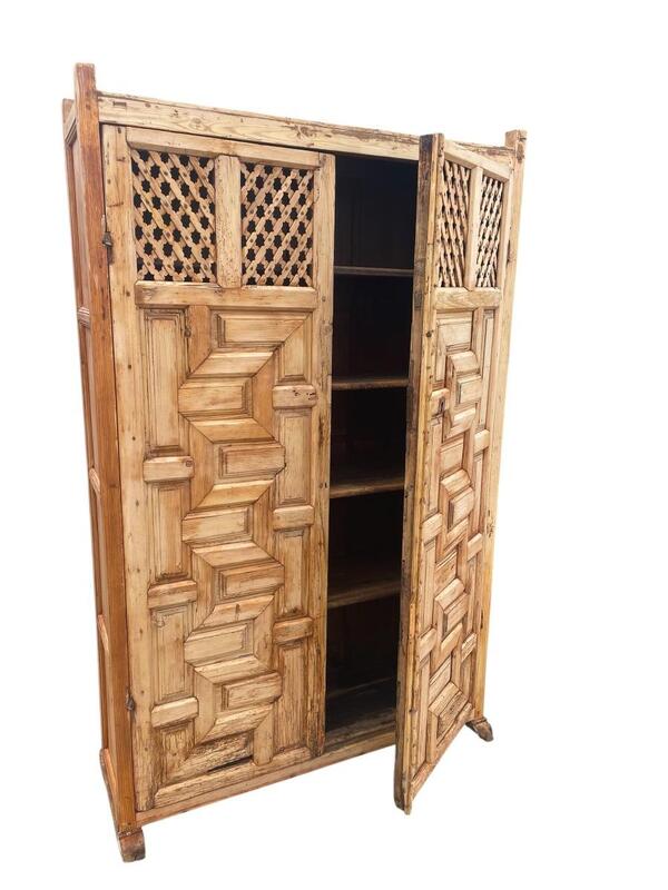 Spanish food cabinet in pine wood