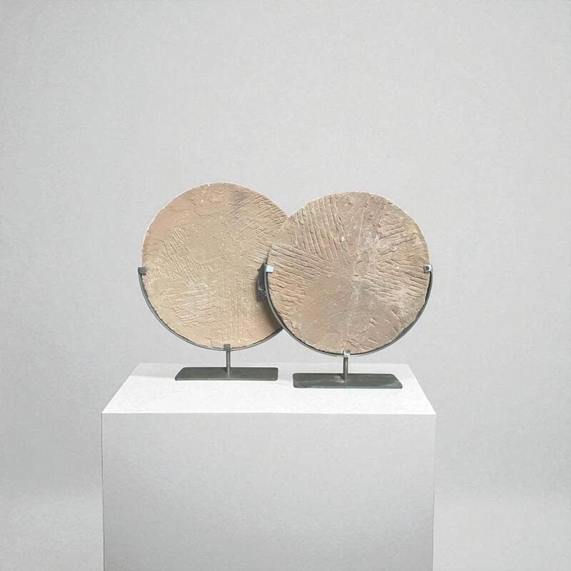 XXL rode steen op voet 83cm dia